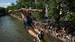 Popular city bans public alcohol amid heat wave as people take risks to cool down Perth Private Schools