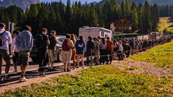 Thousands swarm stunning mountain escape as selfie tourism backlash erupts online Perth Private Schools