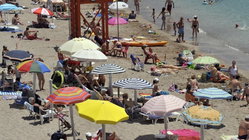 Violent brawl over lounge chairs at famous beach leaves one man dead, others facing charges Perth Private Schools